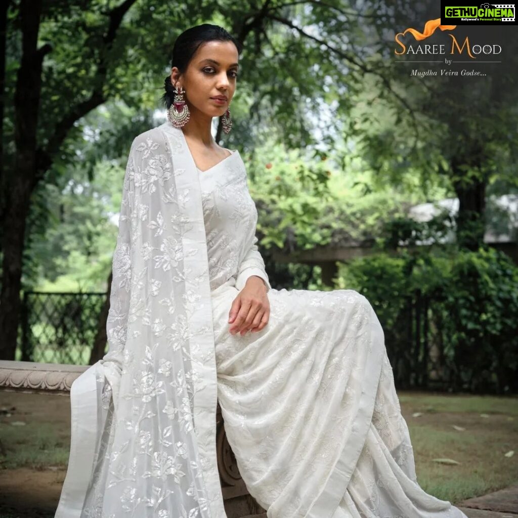 Mugdha Godse Instagram - THE WHITE LININGS In the world full of trends, a classic white saree never goes out of style. The elegance of white will speak for itself as it perfectly syncs with the inner beauty that never fades. Link in bio to shop SaareeMood! ✨ Photography: @tarun_khiwal Production : @karma__production @himan888 MUA: @kaushikanu Team: @_the_blank_canvas_ @anurag_mua Styling: @harshad.fshn @khuusshhbboo @styledbygunjan @ajmerashaili @peter.tashi_ Jewellery: @amrapalijewels . . . #saareemood #saareesforallemotions #mugdhagodse #newbrandlaunch #shopthelook #saree #traditional #white #elegance #class