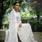 Mugdha Godse Instagram - THE WHITE LININGS In the world full of trends, a classic white saree never goes out of style. The elegance of white will speak for itself as it perfectly syncs with the inner beauty that never fades. Link in bio to shop SaareeMood! ✨️ Photography: @tarun_khiwal Production : @karma__production @himan888 MUA: @kaushikanu Team: @_the_blank_canvas_ @anurag_mua Styling: @harshad.fshn @khuusshhbboo @styledbygunjan @ajmerashaili @peter.tashi_ Jewellery: @amrapalijewels . . . #saareemood #saareesforallemotions #mugdhagodse #newbrandlaunch #shopthelook #saree #traditional #white #elegance #class