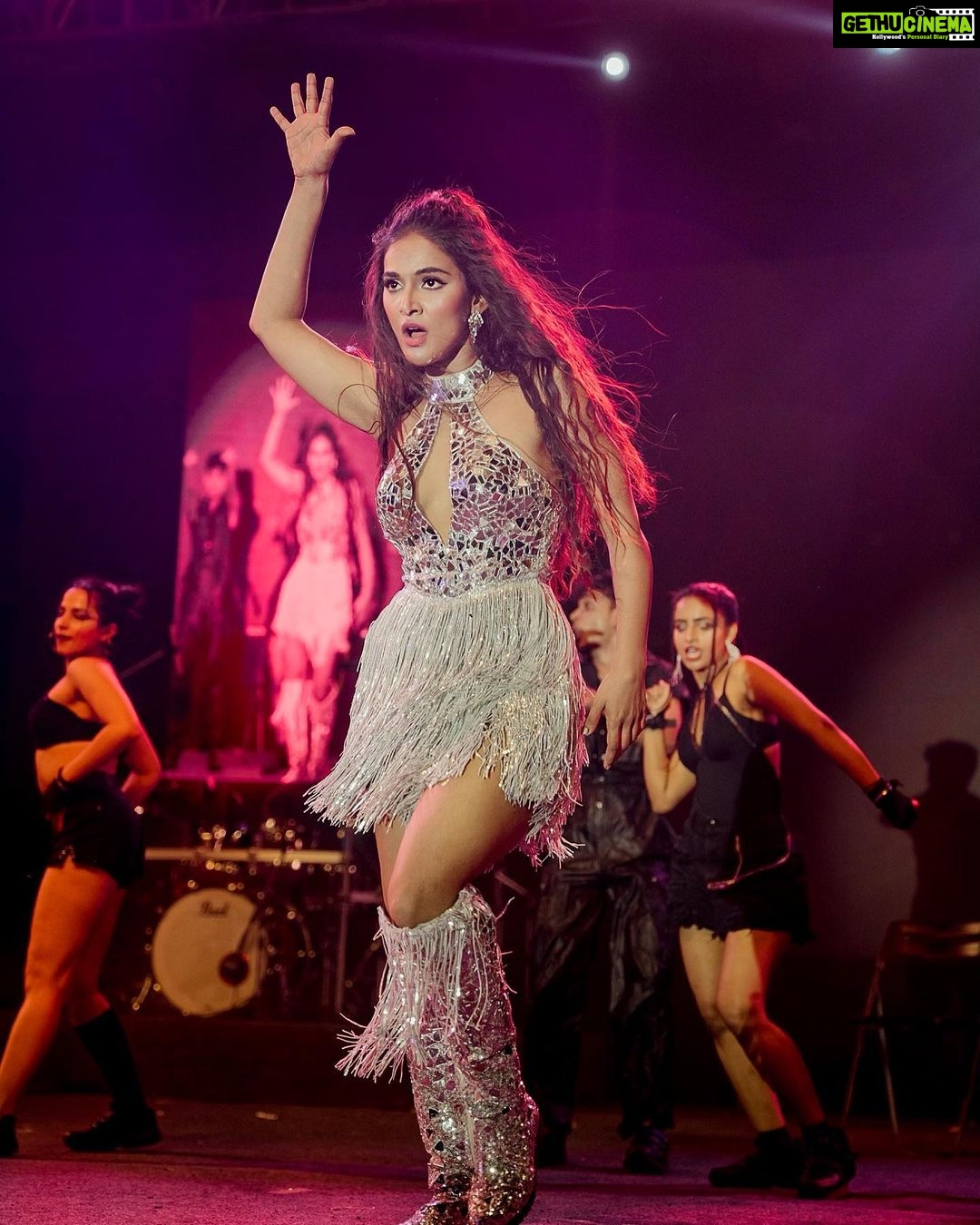 Mukti Mohan Instagram - Still high on the fiery MSL night ⚡️ at NITW📍 @mohansisterslive No words can describe this feeling of sharing the stage with my lifelines 🤍 @neetimohan18 @mohanshakti #mohansisterslive ALL STARS 🌟 ⬇️ Musicians Rohan Nadkarni drums - @Rohann_95 Denzil Mathias lead guitars - @denzil.mathias Akshay Menon keys - @akshay.menon.official Anit Hadkar keys - @anithadkar Pranoy Sarma bass - @Bassmyna @Samit Pednekar Percussion - samit.pednekar Technical Anshuman Mishra sound foh - @mishraontherun Mudit Maitreya sound monitors - @knober_wobber Jay Thakkar vj - @jaythakkar99 Manu Jacob lights - @manuvjacob Sahil Makhani and team - videography - @rahatmakhani @_smfilms Ritika jalan make up - @ritickasjalan Dwiyesh parasnani hair - @dwyessh_hairwizard Aaliya Hussain hair @aaliyanhussainhairmakeupcreator Saba sayed: @saba_hair_makeupartist Music edit @smeuphony Choreographer - Abhishek Das @soultan_dasri8 Associate Choreographer - Khushi Trivedi: @khushi_freshmess Bhakti Makhija : @bhakti.makhijaa Manish Kukkar : @manish_future Lalu Michael : @killachoc_famouscrew Dancers - Ishita Agnihotri: @agnihotri_ishita99 Siddhi Rane : @siddhi._rane Yash Amin : @yash.l.amin Kavita Gopinath Lagade : @lagadekavita Shubham Pawar : @lockboi_shubhu Lalu Bhugappa Maykal : @killachoc_famouscrew Managers: Amit : @amit_thosar Shubham : @shubhammunot7 Prema : @premavshetty Shraddha :@_shraddhabobade_ Nividitha: @nivi_ditha007 Spot- Santosh Jagtap: @jagtap721 Event team @campussevents @springspree_nitw @realmeindia