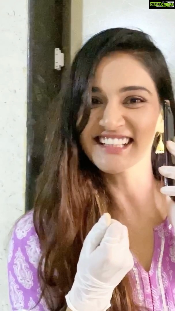 Mukti Mohan Instagram - Lockdown is making us find ways to help each other and keep ourselves entertained! And here is Harpal Ji, finding JOY in everything he gets a chance to work upon. For me the best version of yourself is always flourishing and absorbing good qualities from good you are surrounded with, thanks to all those in our society who helps us in this time. From World's current affairs to fixing things around our building, Harpalji is “Mr. Fix it all" He has rightly turned his MESS into his MESSAGE. Harpal is kind, spreads joy and is cool. Be like Harpal! Love you haiji MM ❤️ Shot by @mohanshakti