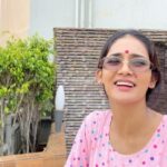 Mukti Mohan Instagram - Intriguing things my Mom does during Shraads, one of which is feeding crows. “Crows are the messengers of our ancestors”,she says, “other things we must do is give water to Peepul tree 🌳 and feed cows.🐮” Although I never interrupted her optimistic and non-questionable ways of celebrating each day according to the Hindu calendar but being the curious case that I am, I understood that it is more environmental-inclusion way of living, she says- “hum sab mil kar prithvi ka dhyaan rakh sakte hain, bezubaan pashu pakshiyon ka bhi dhyaan rakhlenge aur purvajon ko yaad karke khaatein hain, toh unki blessings toh zaroor lagti hongi.” I always stayed in a hostel and then in different cities so never got to connect with mom so beautifully before this lockdown. More than finding fun in acting like her, I feel so blessed so have such an optimistic and innocent Maa🌷 #MomTales पितृ दूत हैं काग यदि दिवंगत परिजनों के लिए बनाए गए भोजन को यह पक्षी चख ले, तो पितृ तृप्त हो जाते हैं। कौवा सूरज निकलते ही घर की मुंडेर पर बैठकर यदि वह कांव- कांव की आवाज निकाल दे, तो घर शुद्ध हो जाता है। श्राद्ध के दिनों में इस पक्षी का महत्व बढ़ जाता है। यदि श्राद्ध के सोलह दिनों में यह घर की छत का मेहमान बन जाए, तो इसे पितरों का प्रतीक और दिवंगत अतिथि स्वरुप माना गया है। #MomInLockdown #MuktGyaan