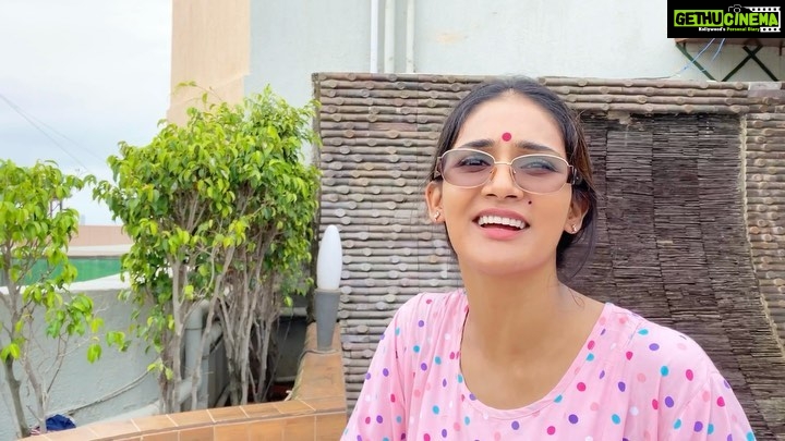Mukti Mohan Instagram - Intriguing things my Mom does during Shraads, one of which is feeding crows. “Crows are the messengers of our ancestors”,she says, “other things we must do is give water to Peepul tree 🌳 and feed cows.🐮” Although I never interrupted her optimistic and non-questionable ways of celebrating each day according to the Hindu calendar but being the curious case that I am, I understood that it is more environmental-inclusion way of living, she says- “hum sab mil kar prithvi ka dhyaan rakh sakte hain, bezubaan pashu pakshiyon ka bhi dhyaan rakhlenge aur purvajon ko yaad karke khaatein hain, toh unki blessings toh zaroor lagti hongi.” I always stayed in a hostel and then in different cities so never got to connect with mom so beautifully before this lockdown. More than finding fun in acting like her, I feel so blessed so have such an optimistic and innocent Maa🌷 #MomTales पितृ दूत हैं काग यदि दिवंगत परिजनों के लिए बनाए गए भोजन को यह पक्षी चख ले, तो पितृ तृप्त हो जाते हैं। कौवा सूरज निकलते ही घर की मुंडेर पर बैठकर यदि वह कांव- कांव की आवाज निकाल दे, तो घर शुद्ध हो जाता है। श्राद्ध के दिनों में इस पक्षी का महत्व बढ़ जाता है। यदि श्राद्ध के सोलह दिनों में यह घर की छत का मेहमान बन जाए, तो इसे पितरों का प्रतीक और दिवंगत अतिथि स्वरुप माना गया है। #MomInLockdown #MuktGyaan