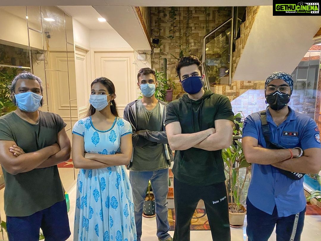 Mukti Mohan Instagram - Cast & crew of #Hichki 💙This Quarantine short had no idea that it will wake up to the love, this BIG!! Thank you Big B @amitabhbachchan Sir for sharing 🎉 and @raghuvendras for producing Hichki 💙 Along with Mera versatile, talented and ever so charming yaara🌟 @manieshpaul Thank you for believing in me🙋🏻♀️🌱 @kulish Your heart and vision is always in the right place and look where your words have taken #hichki Khooolishhh Tu kamaal hai yaar🕺🏻 Monty-the hardworking, dedicated, polite and I didn’t know this was your first project as a DOP! 🥳 congrats Monty! @montypanesarphotography Thank you💛 @aditya__dixit Congratulations Team #Hichki 🥳 (Link in stories)