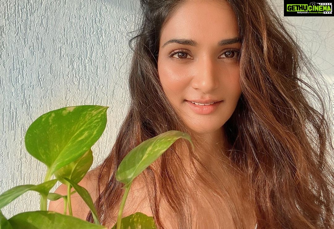 Mukti Mohan Instagram - Muaaf karna !! Aaj maine paudhon mein pani nahin diya, Din bhar baarish ne yeh kaam sambhaala hua tha, aur aaj angrezi mein type karne ka bhi mera bilkul mann nahin kar raha! Ok ji ab katt leti hoon, Kapde badalkar ghar par fayshun parade jo karna hai!! #HarDinKiKahaani #MuktGyaan ki Zubaani!! Shhhhh chhiii this kind of sentence composition is making me 🥴 I need to go offline to recover from it,ok 👋 bye!