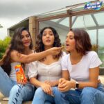 Mukti Mohan Instagram - Full on masti, full on pyar, aisa hai mera crazy parivaar Inko #ChatpataShukriya toh banta hai yaar #TedhiHaiParMeriHai @Kurkuresnacks Choreography by @mohanshakti 🤸🏻‍♂️ Masti by @neetimohan18 🥳