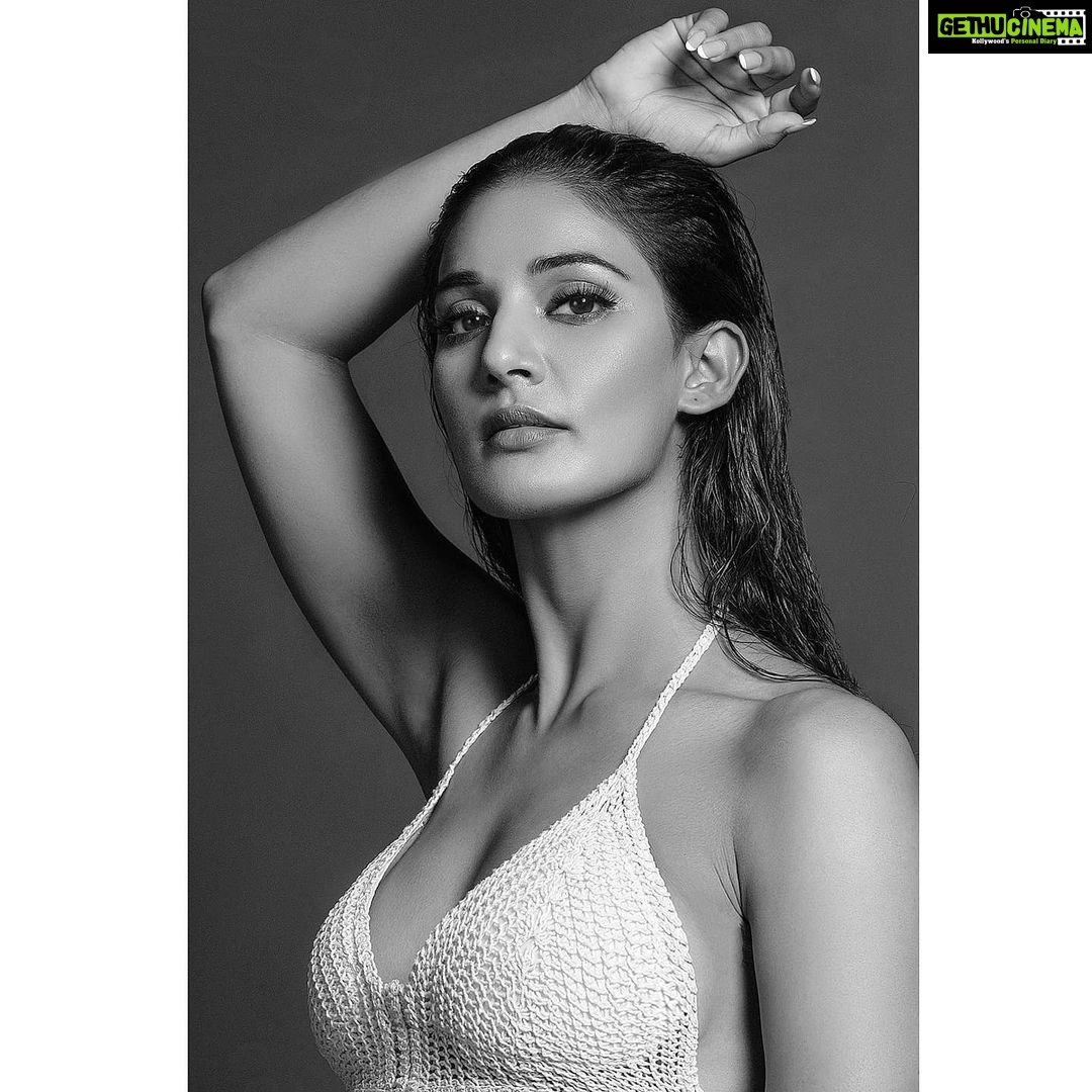 Mukti Mohan Instagram - 🖤 #ChallengeAccepted @iamkrutimahesh . . . #StrongWomenSupportEachOther ❤️ @neetimohan18 @kmohan12 @mohanshakti @smridhishr @stuts20 @thisisriyaaaa @gauaharkhan @imouniroy @sanyamalhotra_ @alishasingh.official @pujasarup @sheenakhalid @bharti.laughterqueen @sin_shivani @archanadwivedi @prernasurjewala @anamika.m.yadav @preetikac @prernachawla @shikhatalsania @ekthapatiger @nimmyraphel @nidhisin @srishti.shrivastava21 @thefilmykudi