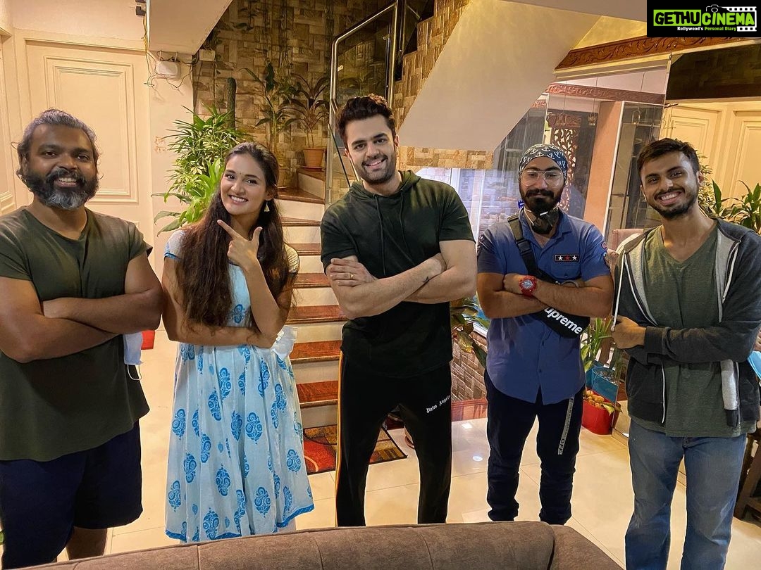 Mukti Mohan Instagram - Cast & crew of #Hichki 💙This Quarantine short had no idea that it will wake up to the love, this BIG!! Thank you Big B @amitabhbachchan Sir for sharing 🎉 and @raghuvendras for producing Hichki 💙 Along with Mera versatile, talented and ever so charming yaara🌟 @manieshpaul Thank you for believing in me🙋🏻♀️🌱 @kulish Your heart and vision is always in the right place and look where your words have taken #hichki Khooolishhh Tu kamaal hai yaar🕺🏻 Monty-the hardworking, dedicated, polite and I didn’t know this was your first project as a DOP! 🥳 congrats Monty! @montypanesarphotography Thank you💛 @aditya__dixit Congratulations Team #Hichki 🥳 (Link in stories)