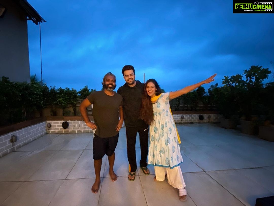 Mukti Mohan Instagram - Cast & crew of #Hichki 💙This Quarantine short had no idea that it will wake up to the love, this BIG!! Thank you Big B @amitabhbachchan Sir for sharing 🎉 and @raghuvendras for producing Hichki 💙 Along with Mera versatile, talented and ever so charming yaara🌟 @manieshpaul Thank you for believing in me🙋🏻♀️🌱 @kulish Your heart and vision is always in the right place and look where your words have taken #hichki Khooolishhh Tu kamaal hai yaar🕺🏻 Monty-the hardworking, dedicated, polite and I didn’t know this was your first project as a DOP! 🥳 congrats Monty! @montypanesarphotography Thank you💛 @aditya__dixit Congratulations Team #Hichki 🥳 (Link in stories)