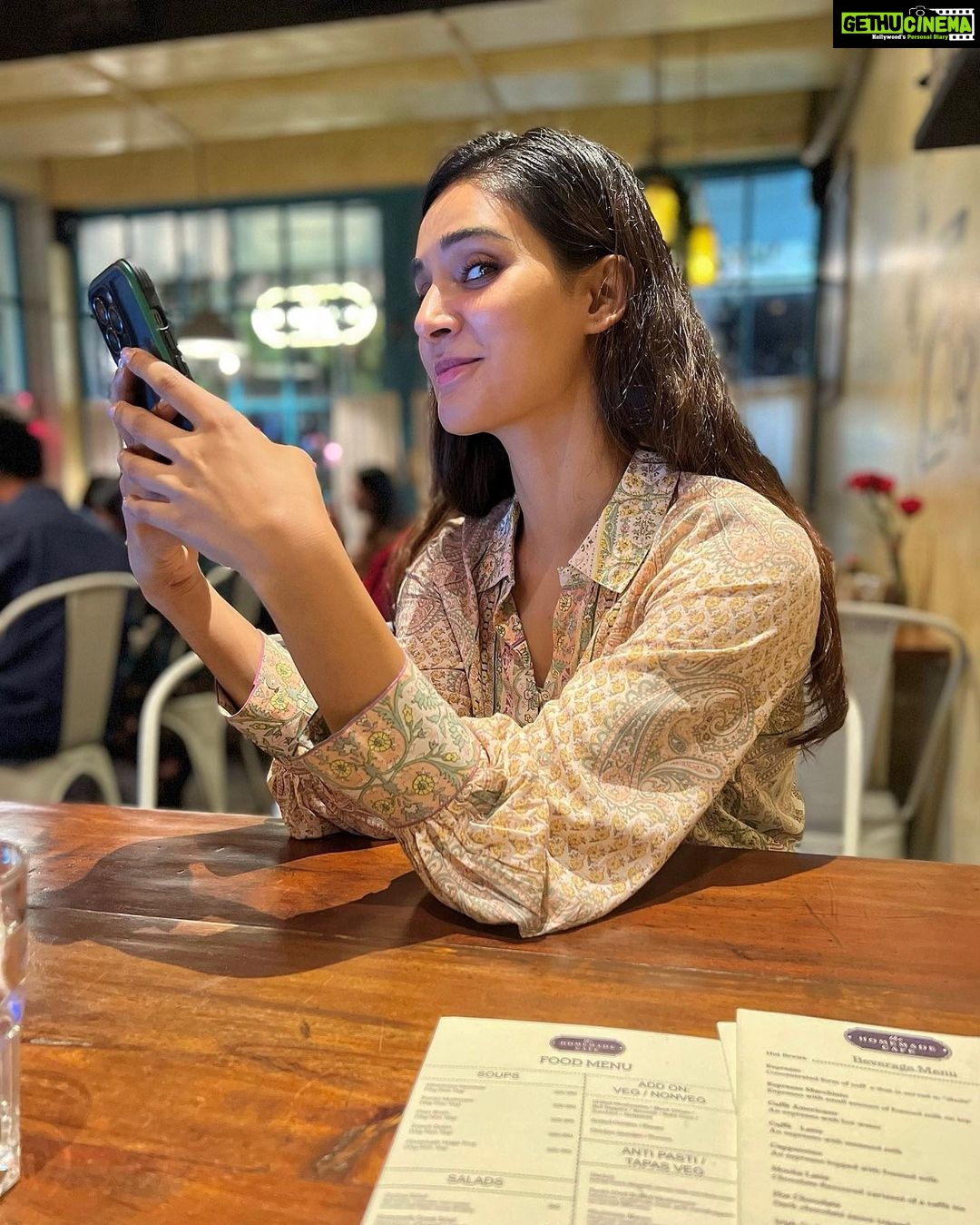 Mukti Mohan Instagram - Me googling fancy words for a meeting 👀 which could have been a zoom call 😂 #whattægoogly
