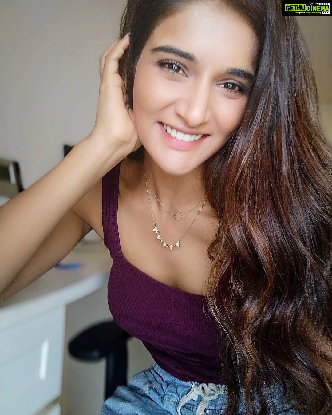 Mukti Mohan Instagram - Hey!! Anyone else getting a tan from the light in the fridge?? ð§ð―ââïļðĪŠðģðĨĢðĪð #LockdownInsanityKickingIn #MuktGyaan #MondayMotivationAaja ððĪ