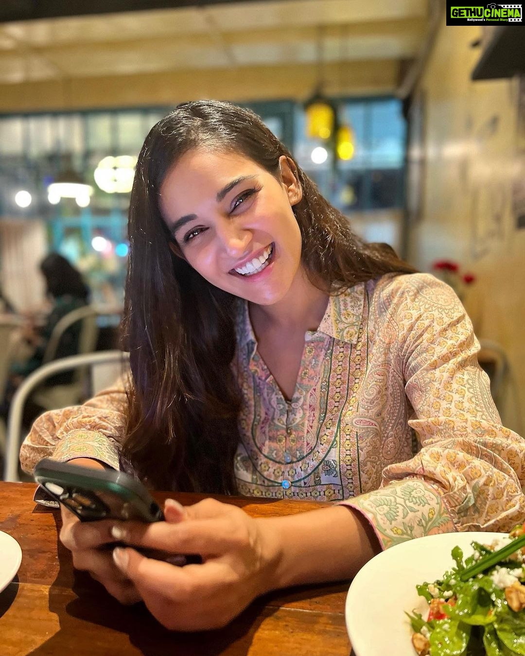Mukti Mohan Instagram - Me googling fancy words for a meeting 👀 which could have been a zoom call 😂 #whattægoogly
