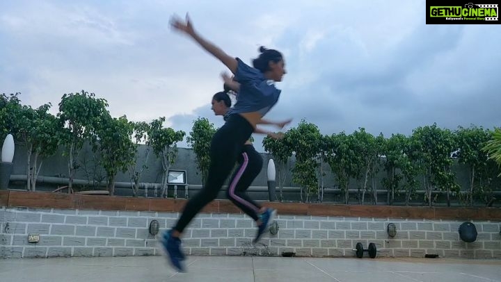 Mukti Mohan Instagram - FLY TOGETHER !! You might not reach the highest mountain🧗 but you will definitely enjoy the feast together at the top of that hill👩👧@mohanshakti Thank you for making me fly🌺 #FirstLoveYourself #MuktGyaan