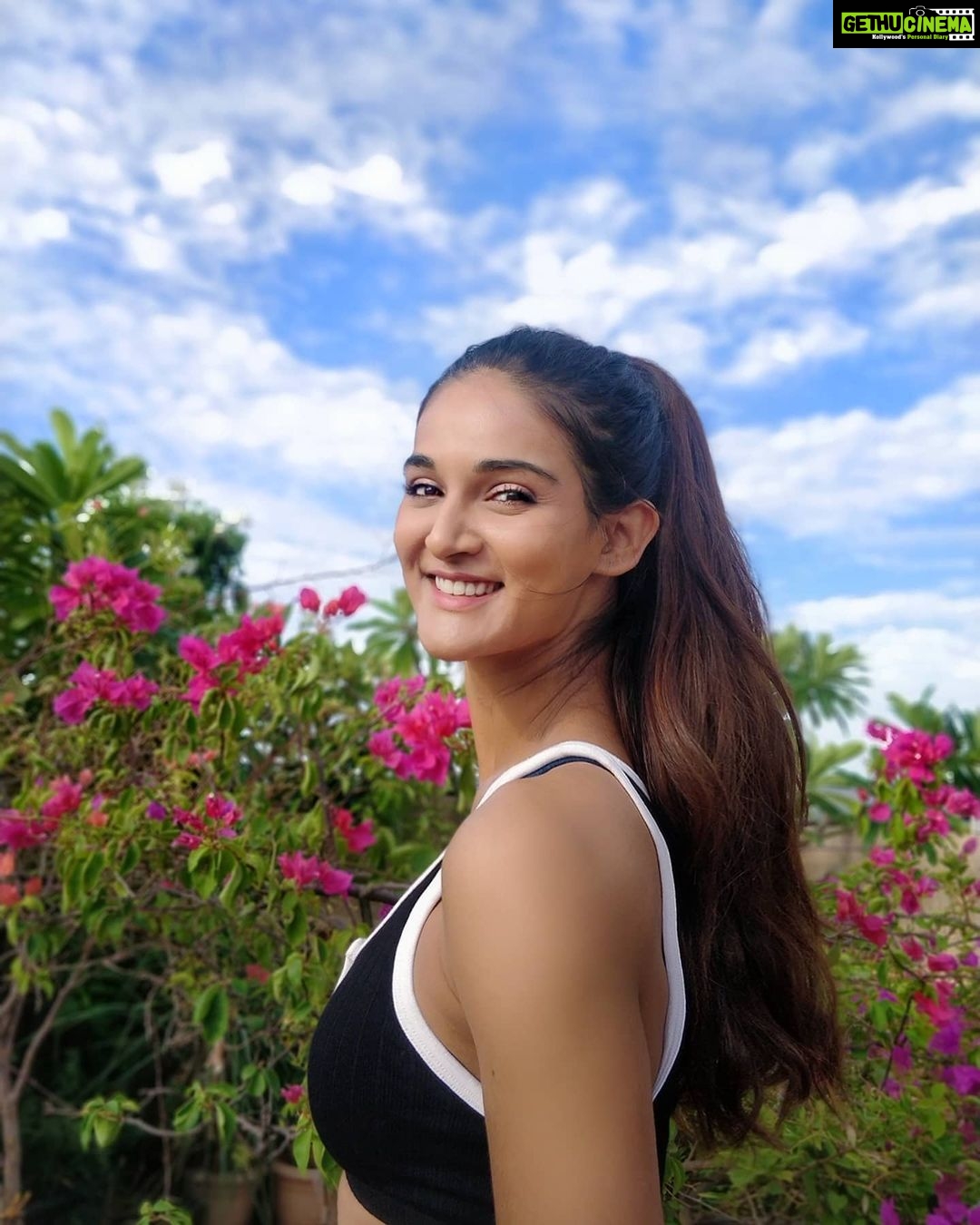 Mukti Mohan Instagram - I was fine. I promise. I was dancing to Daler Mehendi's Sade Dil Te, and out of no where this. Urge. Shit.