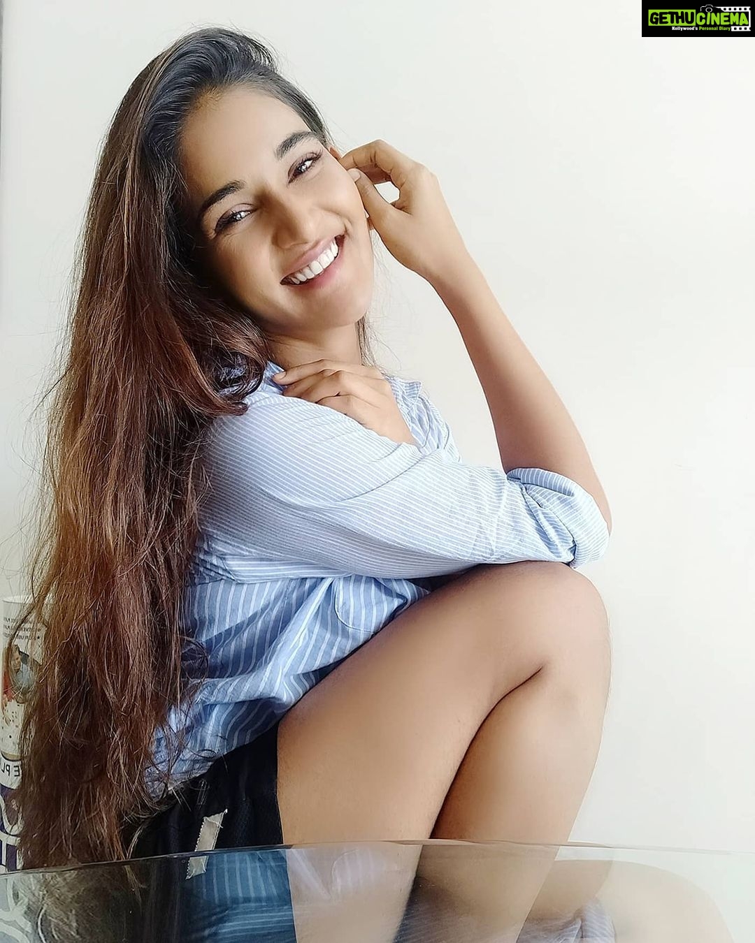Mukti Mohan Instagram - First Rule of Qaurantine: Don't fall in love people are bored 😂 #SaturdayJustLikeAnyOtherDay #KeepUpTheSpirit🌷
