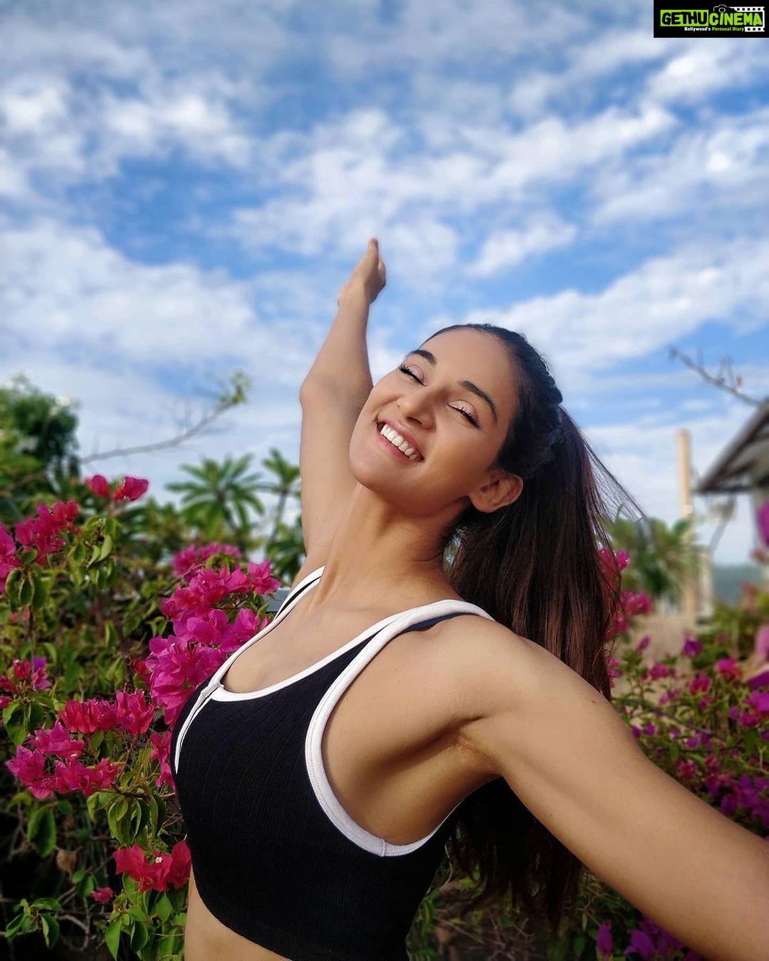 Mukti Mohan Instagram - I was fine. I promise. I was dancing to Daler Mehendi's Sade Dil Te, and out of no where this. Urge. Shit.