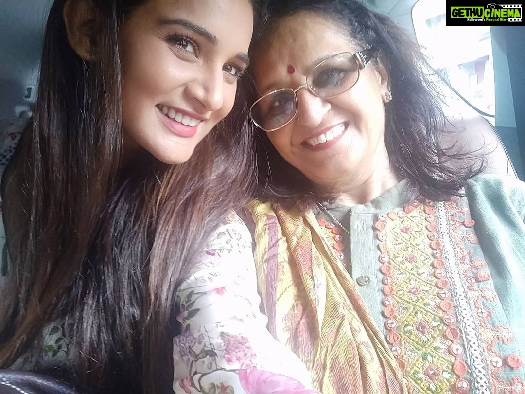 Mukti Mohan Instagram - Mumma you're my inspiration you can sail through any possible storm with a smile and I love you for bringing so much joy in our family!!! You are the real rainbow to my skies π β€οΈπ§‘ππππ Maa/ Mom/Mummy/Mumma/Mattuuu I LOVE YOU!! I miss you so muchπ€ Lockdown khulte hi I will land on youπ£ and squish youπ₯°