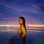 Mukti Mohan Instagram - See the line where the sky meets the sea it calls me.. TwiLigh-SOLATION 💜 #ThrowbackToMaldives #MuktGyaan #StayPositiveStayFit #StayAtHomeSaveLives #21daysLockdown