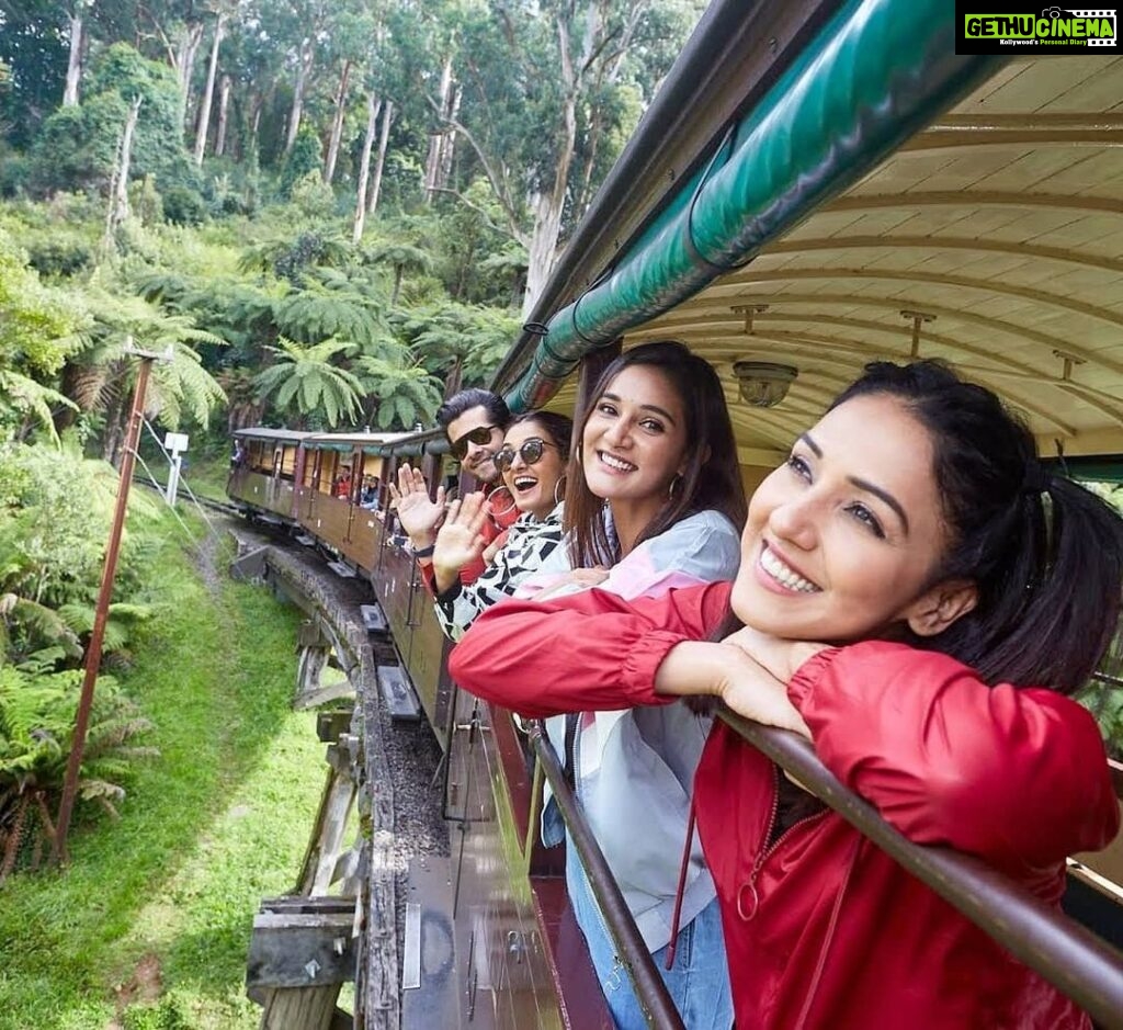 Mukti Mohan Instagram - Feeling SILLY at Puffing Billy🚂💨 Yaara Silly Silly🤪🤸🏻‍♂️🤪🤸🏻‍♂️ Hogwarts Express feels in Australia. @visitmelbourne @puffingbillytrain 📸 @craignewell #VisitMelbourne #SeeAustralia