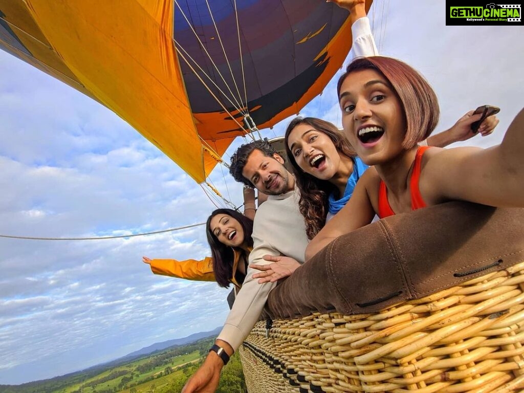 Mukti Mohan Instagram - May these rays of sunshine that we chased on a hot air balloon in Australia, Queensland reach you and your family and spread love all around! Sabko bahut saara pyaar from @nihaarpandya @neetimohan18 @mohanshakti ❤️🌄 Goldcoast Australia