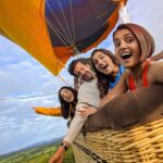 Mukti Mohan Instagram - May these rays of sunshine that we chased on a hot air balloon in Australia, Queensland reach you and your family and spread love all around! Sabko bahut saara pyaar from @nihaarpandya @neetimohan18 @mohanshakti ❤️🌄 Goldcoast Australia