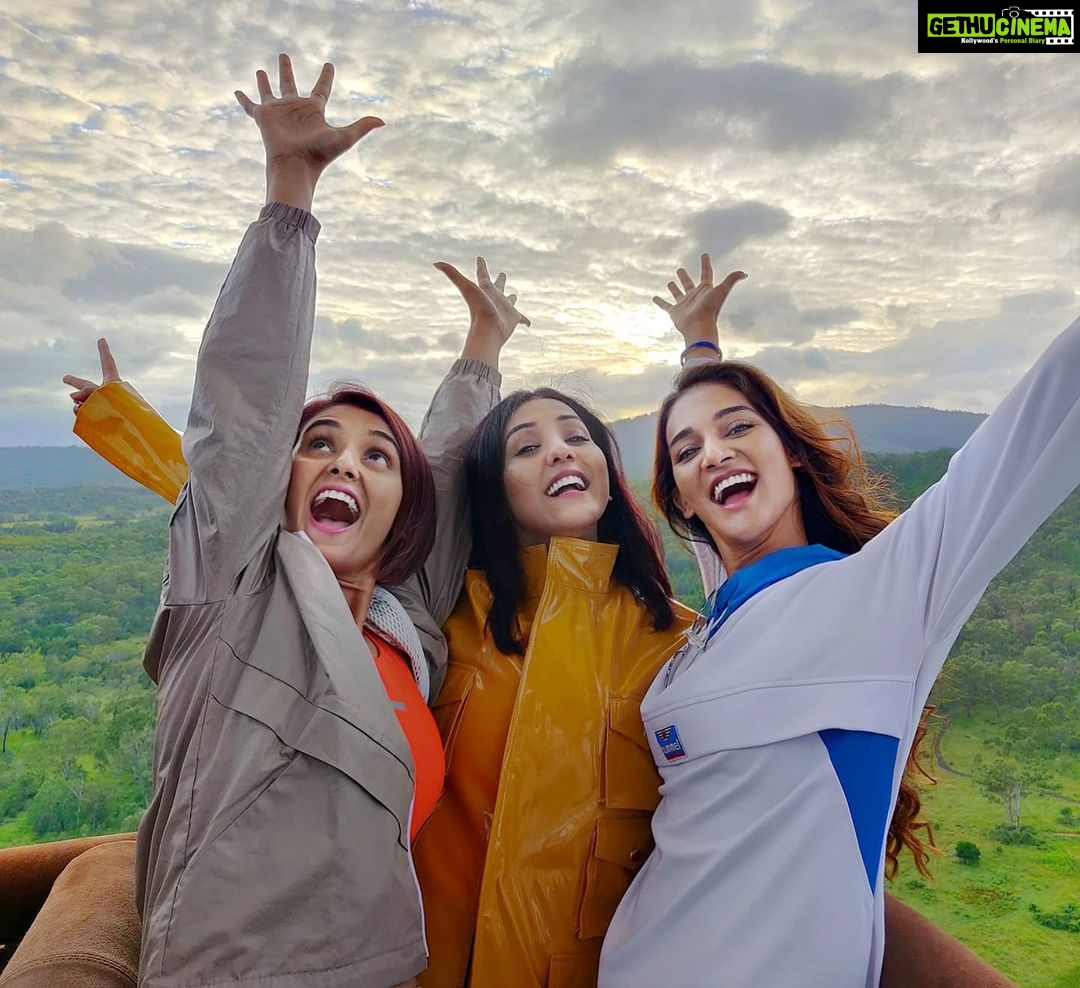 Mukti Mohan Instagram - Hui Subaah Main Jal Gaya Suraj 🌤️Ko Main Nigal Gaya🌥️ Ruu-Ba-Ruuu Roshniiiiii☀️ Ru Ba Ruuuuu (finish the song)... I Missing you every moment @kmohan12 🧚🏻♀️❤️ Love @neetimohan18 @nihaarpandya @mohanshakti @queensland @hotairballoonaustralia #thisisqueensland #queensland #goldcoastaustralia Goldcoast Australia