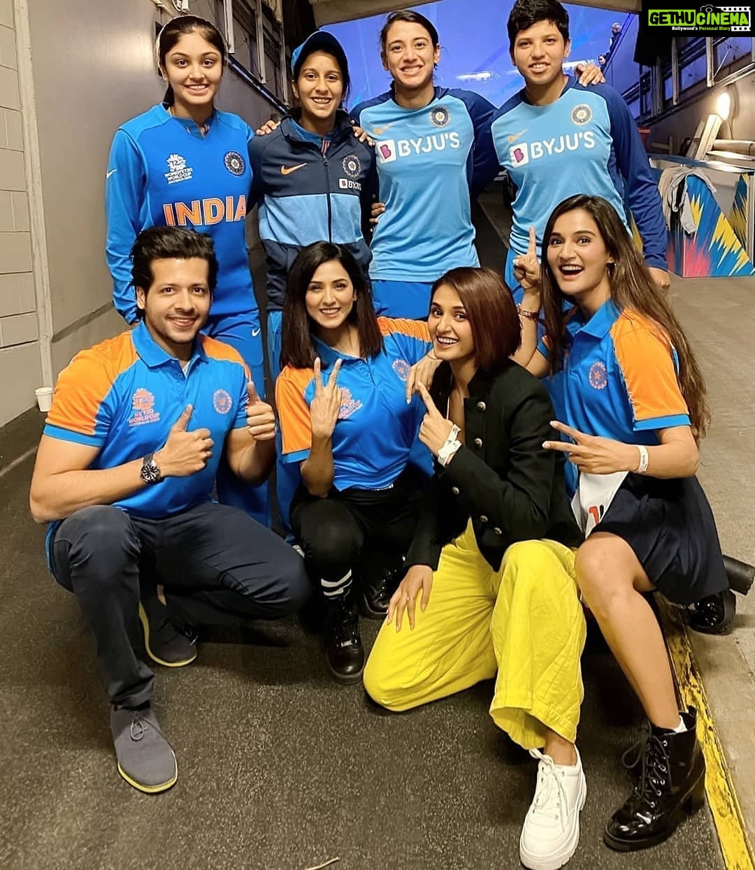 Mukti Mohan Instagram - 'O'stands for opportunity, which is absent in yesterday, available once in t'O'day and thrice in t'O'm'O'rr'O'w. NEVER LOSE HOPE♥️ You are inspiring so many girls and paving a way for girls like how boys did back in the 83!! Just KEEP MOVING AHEAD!!! Bahut saari powerpacked Jhappiiiis aur pyaar @jemimahrodrigues @deol.harleen304 @smriti_mandhana @imharmanpreet_kaur #LedByWomen Congratulations Team and their Coach W.V Raman 👍 @t20worldcup #melbourne #melbournecricketground Melbourne Cricket Ground (MCG)