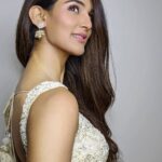 Mukti Mohan Instagram – 🌼Auspiciousness in white coz Bhai ki Shaadi hai🌼 #ShankyKiShaadi

Stylist @vrinda.fashionstylist 
Outfit @jadepink_studio
Jewellery @mortantra
📷 @mohanshakti