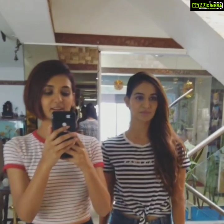 Mukti Mohan Instagram - When you end up wearing same, behaving same and thinking same, in retrospect we ask the universe, WHO ARE WE? 1. Aplu-Taplu 2. Amar-Prem 3. Ambar-dhara 4. Anju-Manju 5. Sita-Gita 6. Shakti-Mukti Who🧐 are 👭 we🤔?