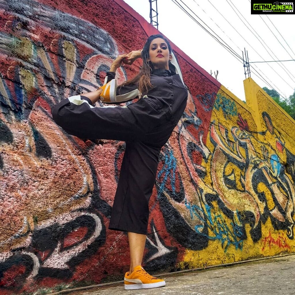 Mukti Mohan Instagram - Shillong ki gully mein, a 15yrs old B-girl taught me this move! #neverstoplearning #richcountryindia #suedegully #grateful 🤸🏻‍♂️🌈☀️