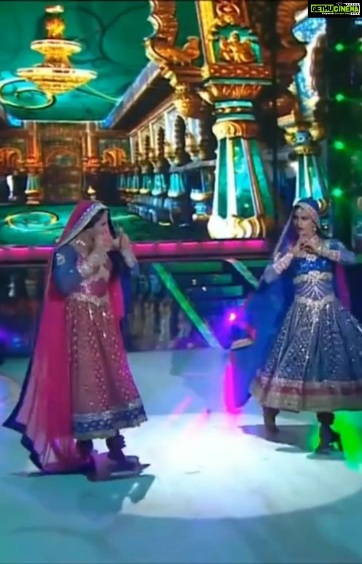 Mukti Mohan Instagram - #ThrowbackTuesday to my first attempt at Mujra-Kathak and we accepted it beyond genders 👭🤘💓 Choreographed by @kumar1sharma @shashankdogra !!! Thank you 🌈💓@colorstv #jhalakdikhlajaa @madhuridixitnene @remodsouza @karanjohar @kapilsharma @manieshpaul @parineetichopra @sushantsinghrajput