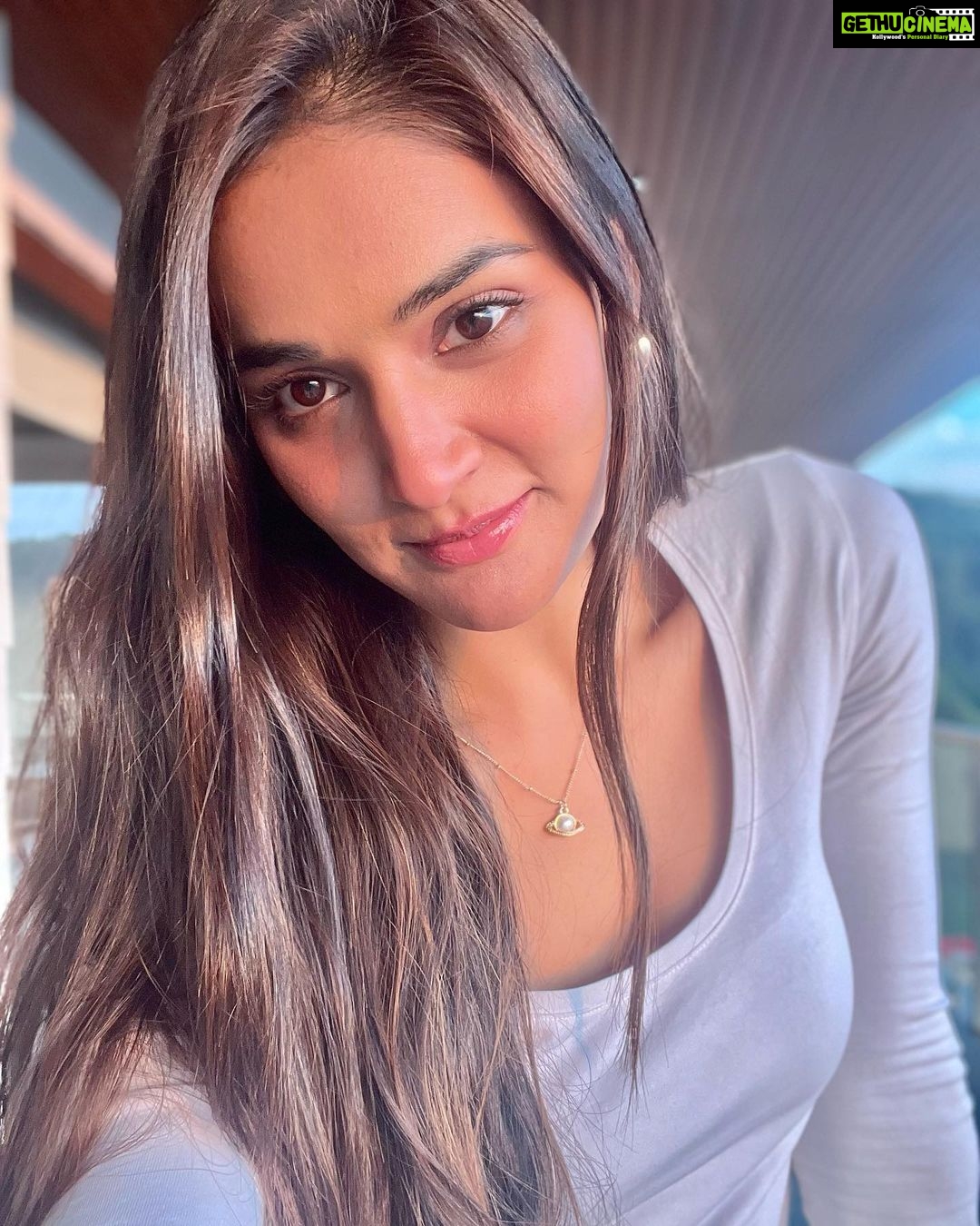 Mukti Mohan Instagram - 50 shades of βοΈrayπβ¨ Chehre se gratefulness tapakni bannd nahi ho rahi THANK YOU UNIVERSE ππΌ π₯Ή for #2023 new friendships, new projects and specially making @mohansisterslive with my sisters, my mentors, my sabkuch happen @neetimohan18 @mohanshakti π€π§Ώ #GRATITUDE ππΌπ€ Auramah Valley