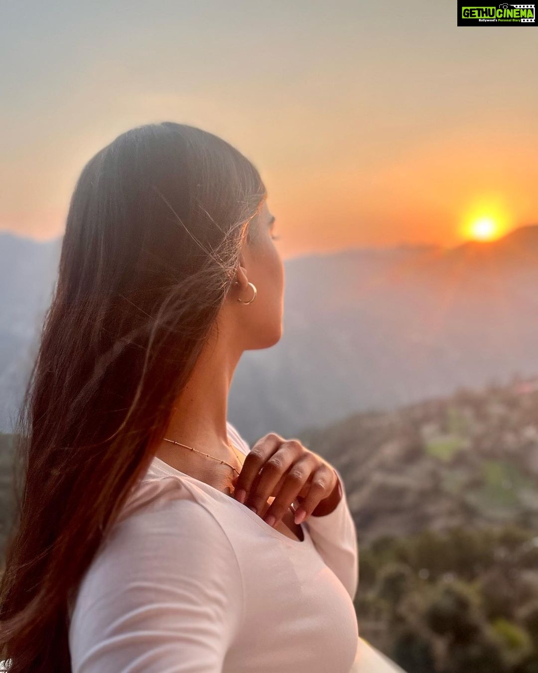 Mukti Mohan Instagram - 50 shades of βοΈrayπβ¨ Chehre se gratefulness tapakni bannd nahi ho rahi THANK YOU UNIVERSE ππΌ π₯Ή for #2023 new friendships, new projects and specially making @mohansisterslive with my sisters, my mentors, my sabkuch happen @neetimohan18 @mohanshakti π€π§Ώ #GRATITUDE ππΌπ€ Auramah Valley