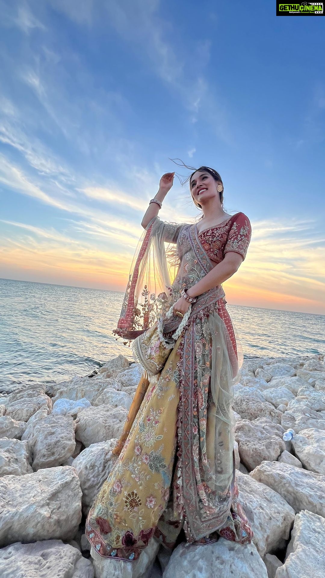 Mukti Mohan Instagram - Wedding Feels ✨ #RiyaKiShaadi @instalazycrazy Yayy! Shot by : @mohanshakti @deepika_khanna Photography by @nikhilshenoyphoto Hair by @mehrasilky Make up by @omkarvardam Styled by- @isolatednee Assisted by - @styling_by_shruti and @shraddha.dange Outfit- @frontierraas Potli - @theamyrastore