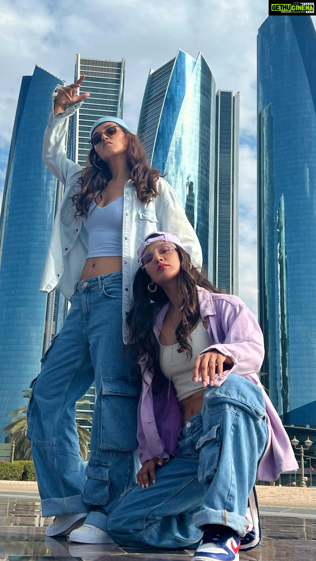 Mukti Mohan Instagram - Yeh hai Abu Dhabi Meri Jaan π€πΌπ whatta wow feeling to be dancing together with @mohanshakti on the iconic track of the OG #MeriJaan @neetimohan18 πΆ love you Doo π«Άπ» Hardddd Choreography by @arvindvastrakar π€πΌ Edited by @souravsharmaofficial @ymcofficial @visitabudhabi #AbuDhabiGP #Yasalam2022 #FindYourPace #InAbuDhabi
