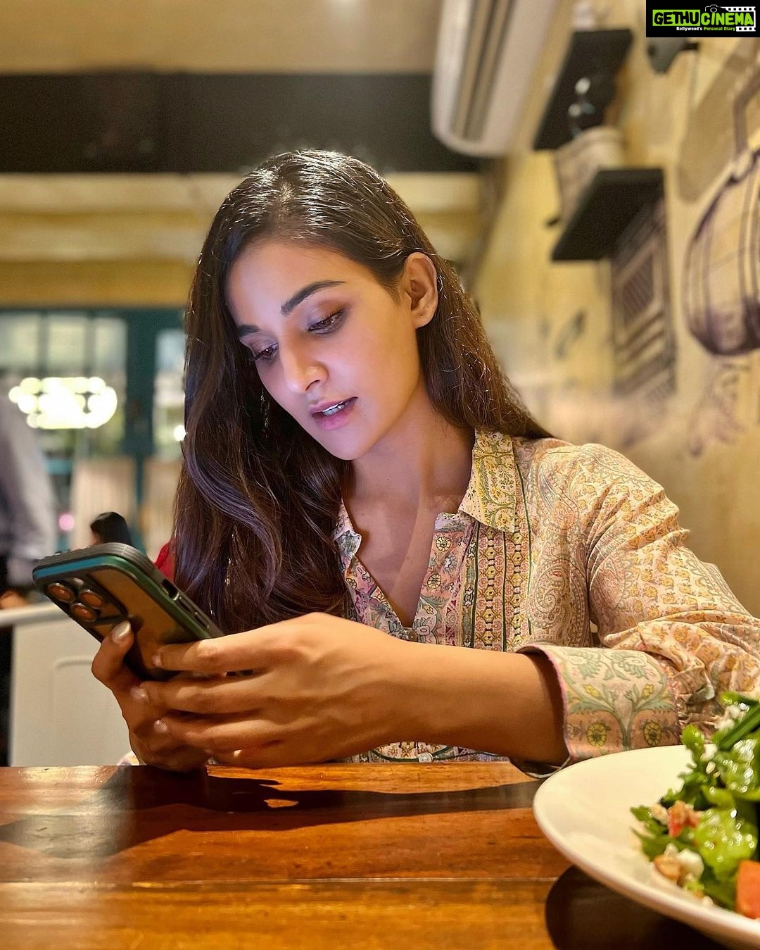 Mukti Mohan Instagram - Me googling fancy words for a meeting 👀 which could have been a zoom call 😂 #whattægoogly