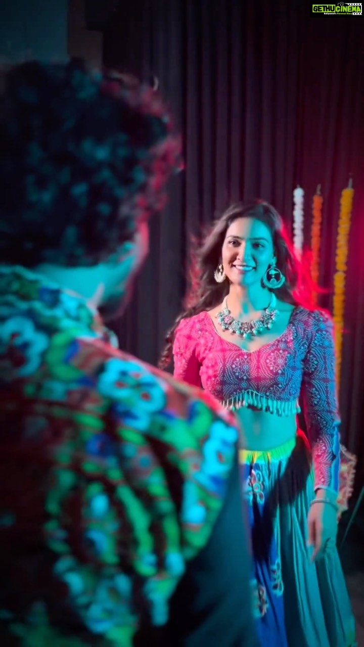 Mukti Mohan Instagram - Jo saara Garba 9th day pe nikaal de π #Navratri #MahaNavami Thanks to this amazing team for making me dance after sooooo long!! ππ» πΊπ» π₯ @pankajshinde21 Choreography: @chinmaykumarpadhy @kavita_vaviya π«Άπ» @_shraddhabobade_ Styled by- @isolatednee Outfit- @rishh_designs Jewellery- @silver.kiosk Assisted- @apuneshruti @itz_ray_23 @deepika_khanna @shrea_hela @rajak_sanjip @rajeevrajak87 @bablukumar0810 π @muktimanch