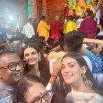 Mukti Mohan Instagram - Our first Darshan at #LaalBaghChaRaja 🙏🏼🐚 Blessings for everyone 🤍✨ #GanpatiBappaMorya Lalbag Ganpati Darshan