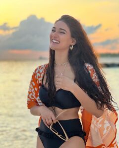Mukti Mohan Instagram - Na jaane kaun duaaon mein yaad karta hai Main doobti hoon samandar uchhaal deta hai Outfit : @angelcroshet_swimwear