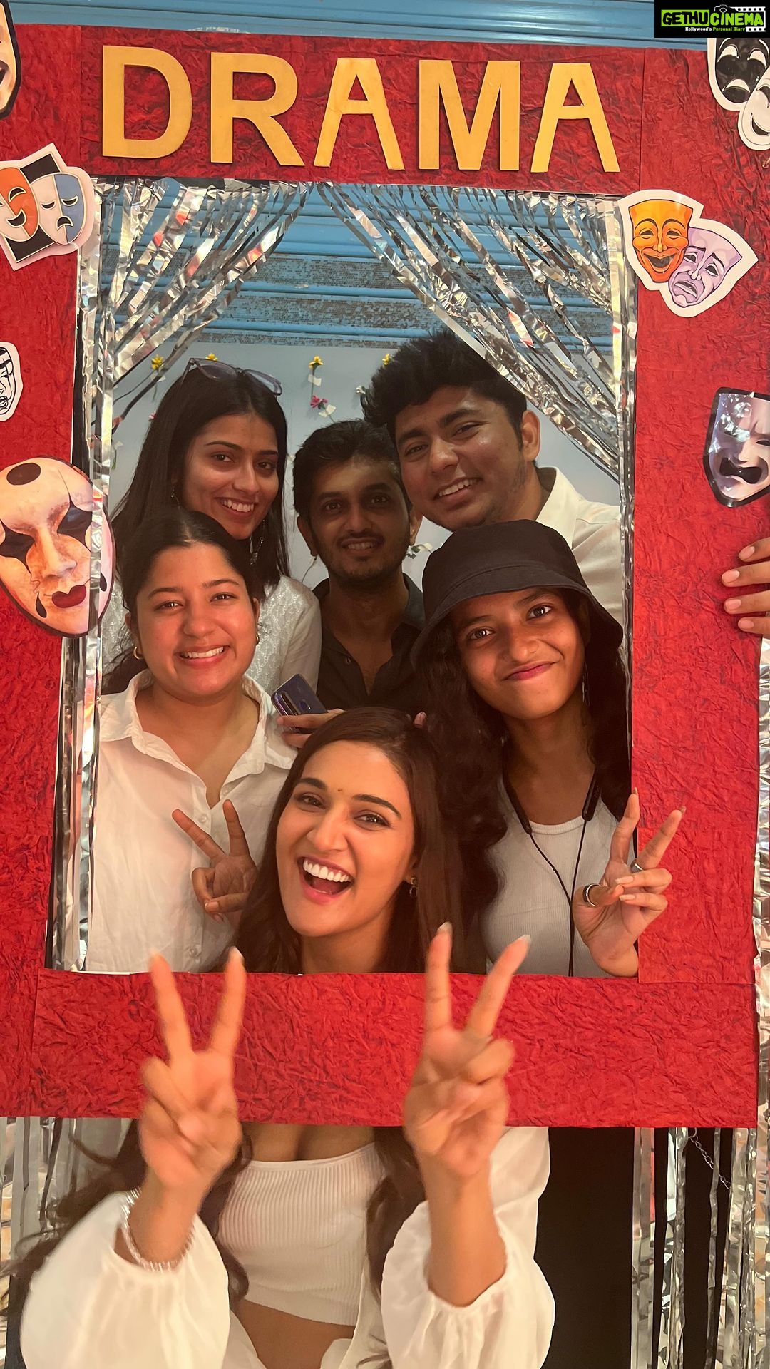 Mukti Mohan Instagram - Day 2 🎪✨ A beautiful play by @pieceofpaperproductions followed by a live singing performance by @thehummingbardsofficial ✨❤️ Coming Up - Date - 27th March ; World Theatre Day 🎭 Time - 8 PM Venue - Mukti Manch Tickets - Link in bio Shot and edit by @pankajshinde21 #muktimohan #muktimanchstudio #play #musicshow #mela #carnival
