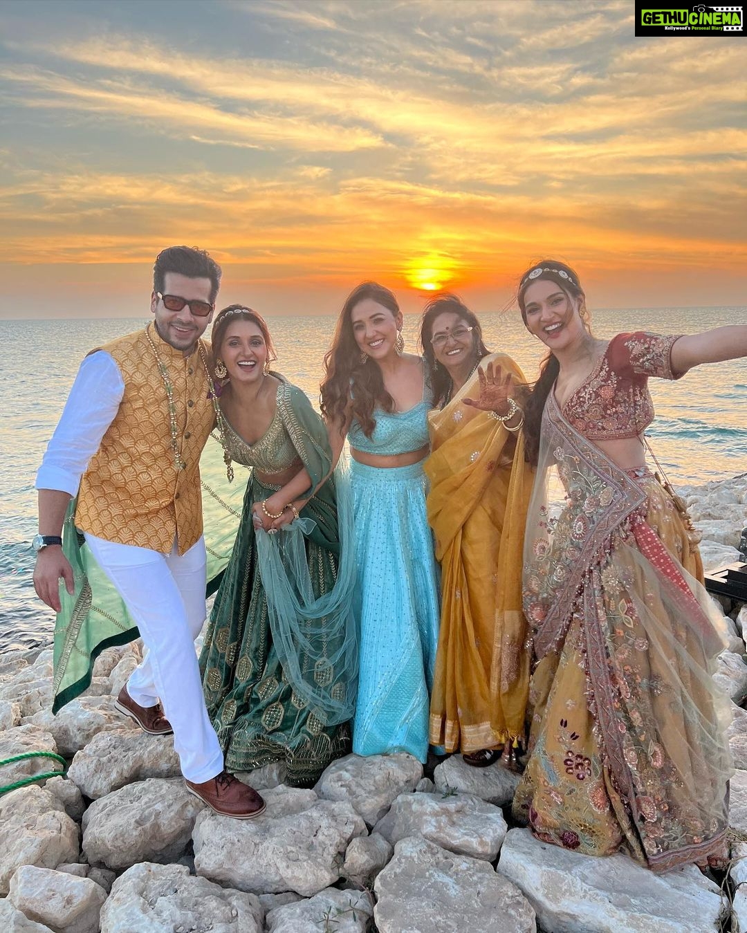 Mukti Mohan Instagram - Our Hearts & Bellies are sooo Full!š¤ The grandeur of wedding celebrations were felt every second in these last 3days! I donāt remember feeling this overjoyed and overwhelmed with emotions, love, and laughter all at the same time. Thereās not an inch in my body which is not achingš haha itne mazzey aur jhattko ke dance kiya hai har roz!!! My Jaan @thisisriyaaaa and Kunwar sa @aneeshgoel23 Teh dil se I wish you the most beautiful wedded life ahead and blessings for Agarwal aur Goel familyā¤ļøš§æāØ Styled by- @isolatednee Assisted by - @styling_by_shruti and @shraddha.dange Outfit- @frontierraas Potli - @theamyrastore
