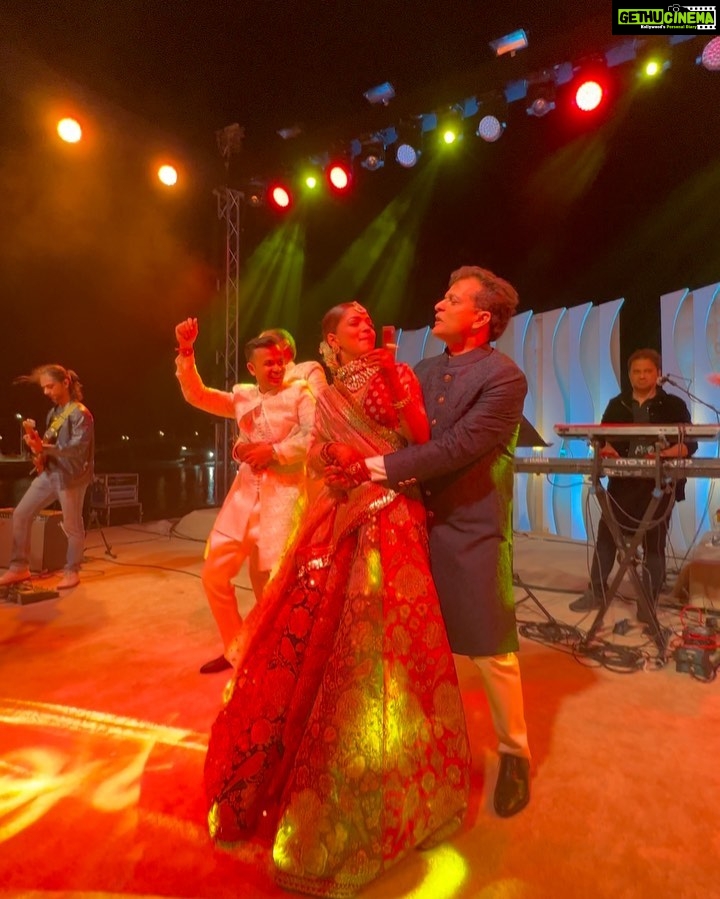 Mukti Mohan Instagram - Our Hearts & Bellies are sooo Full!š¤ The grandeur of wedding celebrations were felt every second in these last 3days! I donāt remember feeling this overjoyed and overwhelmed with emotions, love, and laughter all at the same time. Thereās not an inch in my body which is not achingš haha itne mazzey aur jhattko ke dance kiya hai har roz!!! My Jaan @thisisriyaaaa and Kunwar sa @aneeshgoel23 Teh dil se I wish you the most beautiful wedded life ahead and blessings for Agarwal aur Goel familyā¤ļøš§æāØ Styled by- @isolatednee Assisted by - @styling_by_shruti and @shraddha.dange Outfit- @frontierraas Potli - @theamyrastore