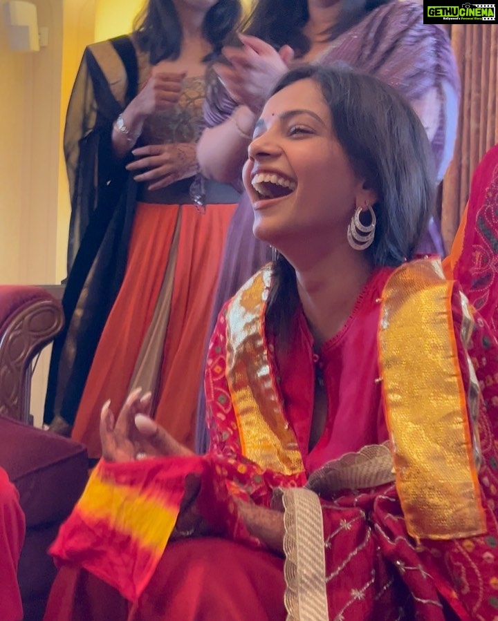 Mukti Mohan Instagram - Our Hearts & Bellies are sooo Full!š¤ The grandeur of wedding celebrations were felt every second in these last 3days! I donāt remember feeling this overjoyed and overwhelmed with emotions, love, and laughter all at the same time. Thereās not an inch in my body which is not achingš haha itne mazzey aur jhattko ke dance kiya hai har roz!!! My Jaan @thisisriyaaaa and Kunwar sa @aneeshgoel23 Teh dil se I wish you the most beautiful wedded life ahead and blessings for Agarwal aur Goel familyā¤ļøš§æāØ Styled by- @isolatednee Assisted by - @styling_by_shruti and @shraddha.dange Outfit- @frontierraas Potli - @theamyrastore
