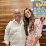 Mukti Mohan Instagram - Satish Sirrr 🫶🏼🌟 @satishkaushik2178 You have always been in a league of your own! Sirrr, You are an inspiration!!!🫶🏼 It’s always a delight to be around you, #Thar without you would be so dry 🏜 thank you for making Bhure warm like an oasis🏝 You excel as an actor, director, producer and most importantly as a beautiful warm soul!! You shine the brightest! You excel whichever role or field you choose to work on!! Love you Sir ❤️ Thank you for INSPIRING me sooooo much! And for sharing such lovely kisseays and Kahaniyaans last night at the success party!!! Cheers to many more successful and happy times🤘🏼🌈✨ #TharOnNetflix