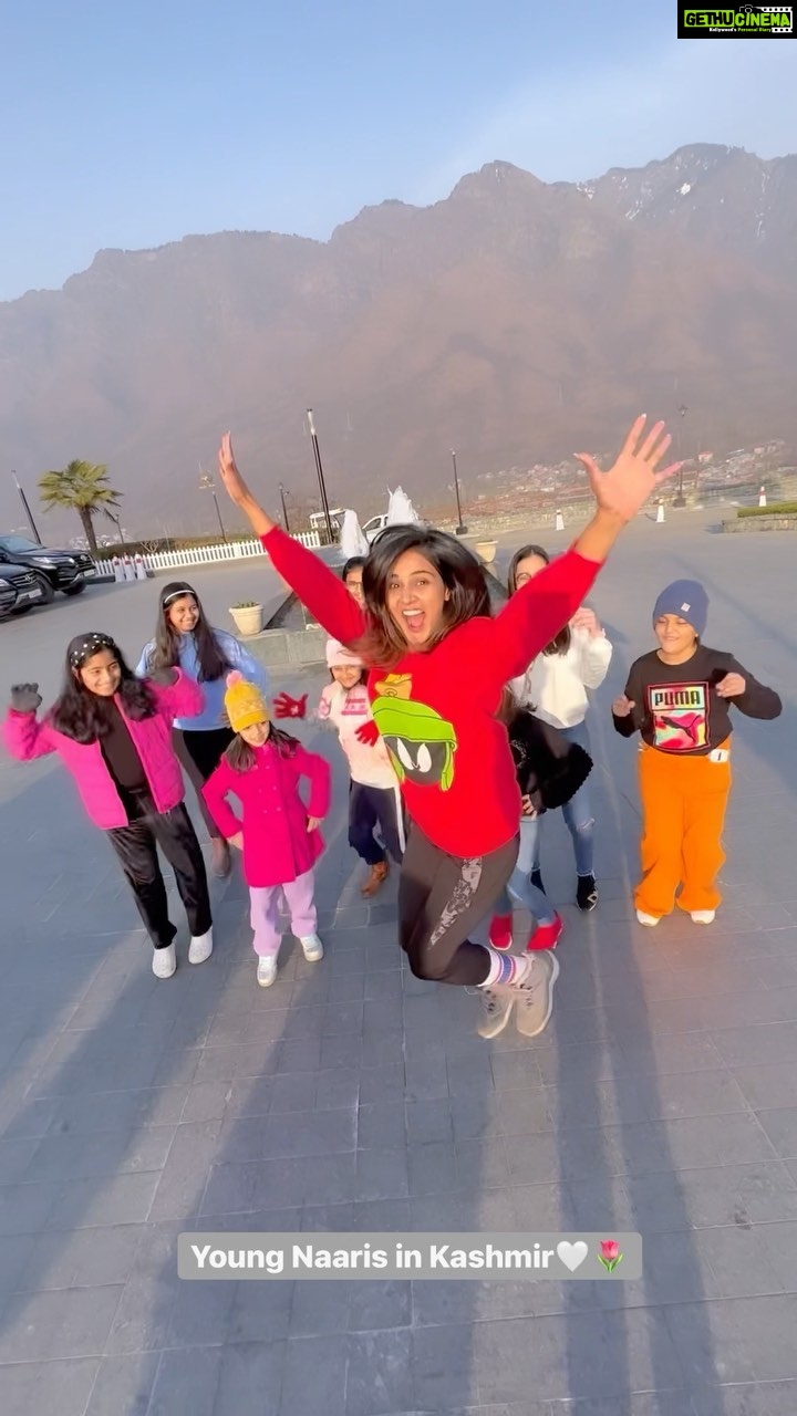Mukti Mohan Instagram - Baccho ke saath ko karna banta haina🤓🥰 woh hi Kashmir meinnnn yaayyeee 💃🏻thank you young Naaris for dancing with me 🥰 Keep reeling it up✊ And don’t forget to tag us @surneetimusic @neetimohan18 @mohanshakti #NAARI #NaarixMohanSisters #trendingreels #reel