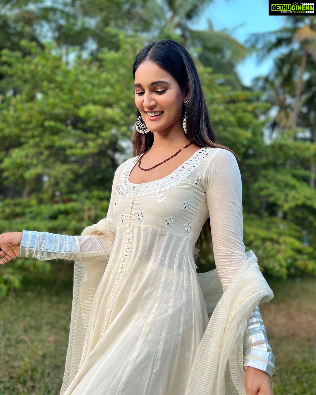 Mukti Mohan Instagram - ईशा 🤍☀️ Forever grateful to @sadhguru ji🙏 for introducing me to ME ♾♥️ Had a joyful time learning about #SaveSoil movement #EachOneReachOne alongside @neetimohan18 @mohanshakti at @isha.foundation all thanks to Kavita Akka, Swami Suyagna, @vintiidnani and all the volunteers and students of @ishahomeschool 🌈✨ Outfit @gopivaiddesigns Jewellery @aquamarine_jewellery @minerali_store