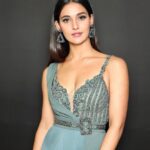 Mukti Mohan Instagram - नारी🍀 #MirchiMusicAwards Make up @neerajnavare.makeupartist Hair @dwyessh_hairwizard @aaliyahussainhairmakeupcreator Outfit @lafactoriafashion Jewellery @azotiique Styled by @stylebysaachivj Assisted by @nehha_o @styledbynikinagda #Naari #NaarixMohanSisters