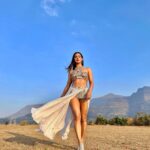 Mukti Mohan Instagram - how you like me Naow🌬🔥 #Naari One day to go ⚡️ Releasing on @surneetimusic on 4th March’22 #StayTuned Starring: @neetimohan18 @mohanshakti & @muktimohan Costume Designer: @officialsaishashinde 💥 Assisted by: @suyash_soundalgekar Styled by: @stylebysaachivj Assisted by: @nehha_o Hair: @dwyessh_hairwizard Assisted by @aaliyahussainhairmakeupcreator Make up: @neerajnavare.makeupartist Assisted by: @ritickasjalan Clicked by: @_shraddhabobade_ #NAARIxMohanSisters #InternationalWomensDay #Surneeti #NeetiMohan #ShaktiMohan #MuktiMohan #Naari