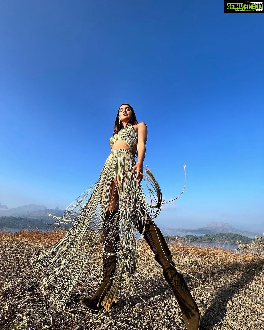 Mukti Mohan Instagram - PowerUp💥IV. III. XXII 👈🏼for NAARI revolution❤️🔥 Just two ✌🏼days to go🤩 Subscribe to @surneetimusic & Stay Tuned🤘🏻 Song out 4th March ‘22 Starring: @neetimohan18 @mohanshakti & @muktimohan Costume Designer: @officialsaishashinde 💥 Assisted by: @suyash_soundalgekar Styled by: @stylebysaachivj Assisted by: @nehha_o Hair: @dwyessh_hairwizard Assisted by @aaliyahussainhairmakeupcreator Make up: @neerajnavare.makeupartist Assisted by: @ritickasjalan Clicked by: @shraddhabobade #NAARIxMohanSisters #InternationalWomensDay #Surneeti #NeetiMohan #ShaktiMohan #MuktiMohan #Naari