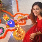 Mukti Mohan Instagram – Holy Moly Rangoli🌈✨
Each year I look forward to making #Rangoli ✨ 

Diwali time is my favourite fam time 🪔 
I’ve been raised to sincerely believe and celebrate that each year we triumph with light over darkness, knowledge over ignorance, good over evil and above all LOVE over all the things that keep us away from it❤️💫 #HappyDiwali 🙏

Desi vibes in @aachho :) 🌺 Ghar… :)