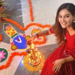 Mukti Mohan Instagram - Holy Moly Rangoli🌈✨ Each year I look forward to making #Rangoli ✨ Diwali time is my favourite fam time 🪔 I’ve been raised to sincerely believe and celebrate that each year we triumph with light over darkness, knowledge over ignorance, good over evil and above all LOVE over all the things that keep us away from it❤️💫 #HappyDiwali 🙏 Desi vibes in @aachho :) 🌺 Ghar... :)